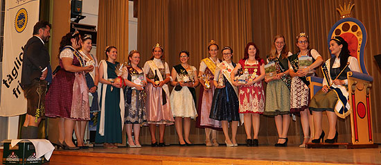 Produktköniginnen zu Gast bei der neueen Spargelkönigin Annalena I. (©Foto: Martin Schmitz)